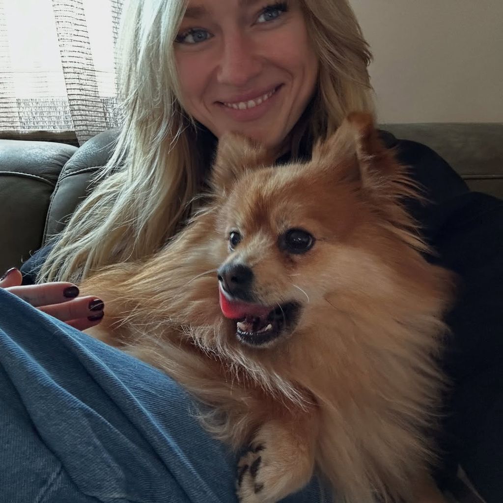 Mimi Gwozdz und ihr Hund Malio, März 2025