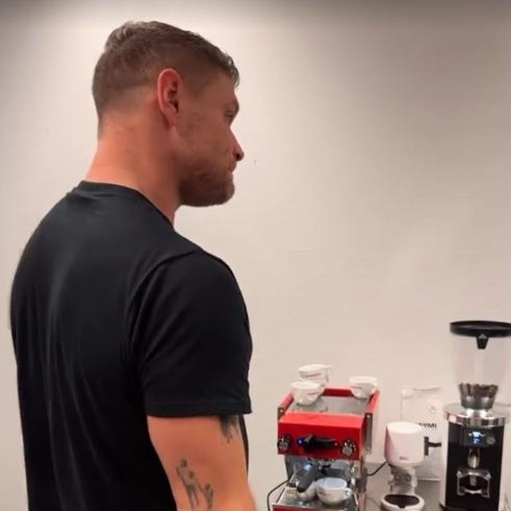Mimi Kraus mit seiner Kaffemaschine bei "Let's Dance" 2023