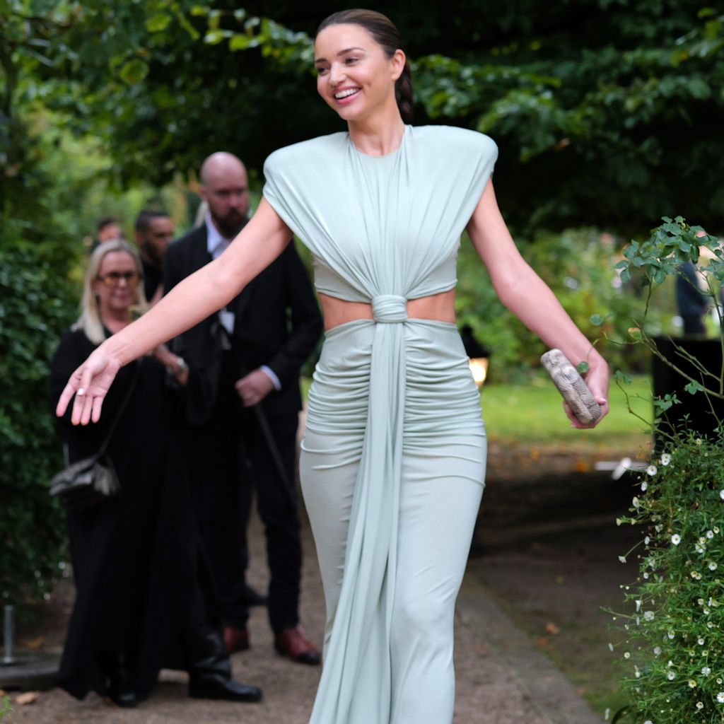 Miranda Kerr backstage vor der Stella-McCartney-Show während der Paris Fashion Week 2026