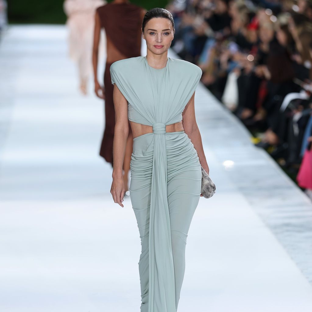 Miranda Kerr auf dem Laufsteg bei der Stella-McCartney-Show während der Paris Fashion Week, 30. September 2026