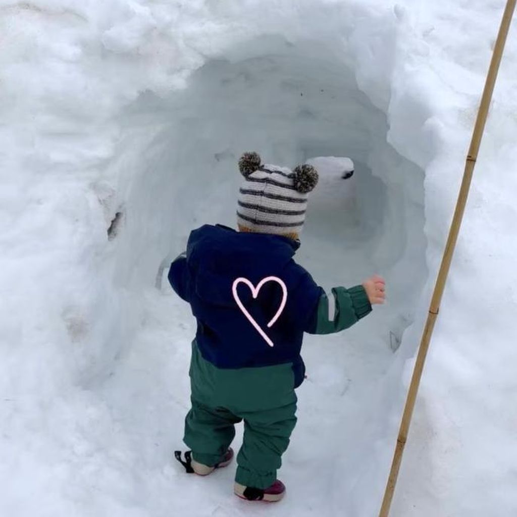 Miriam Neureuther postet ein Bild ihres jüngsten Sohns Mats im Schnee