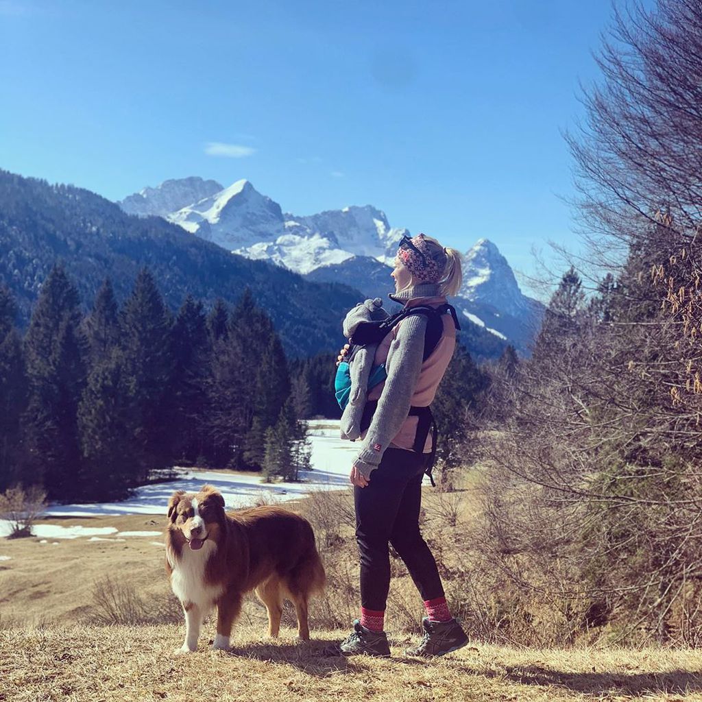 Miriam Neureuther mit ihrem Sohn Leo und dem Hund