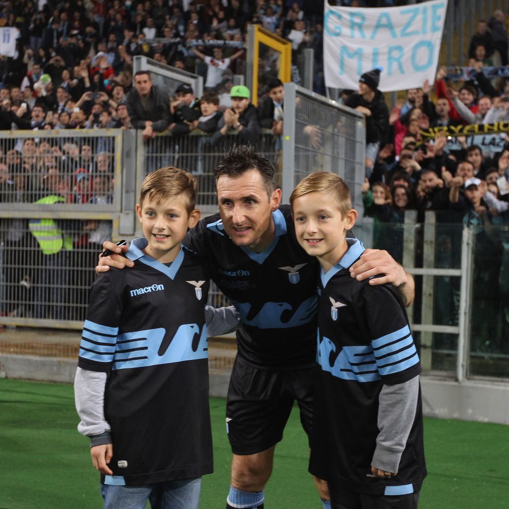 Miroslav Klose mit den Zwillingen Luan und Noah, im Mai 2016