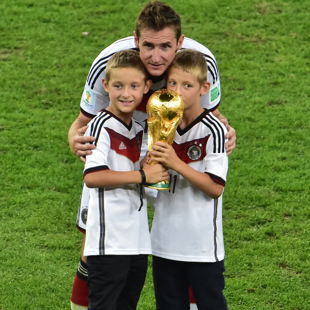 Miroslav Klose mit den Zwillingen Luan und Noah, Juli 2014