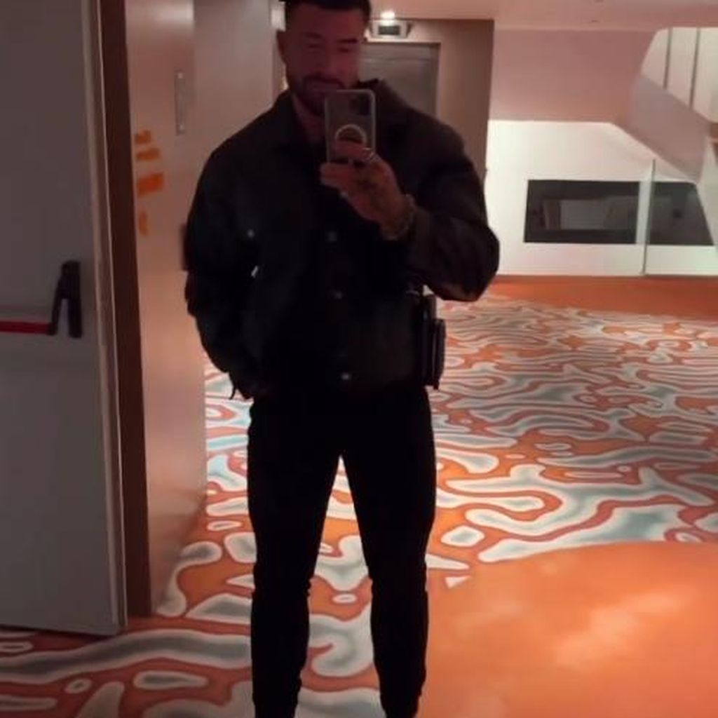 Mischa Mayer mit dunkler Hosen und Lederboots