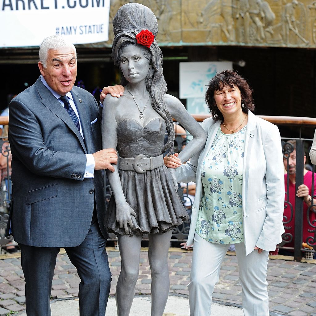 Mitch und Janis Winehouse mit einer Skulptur ihrer Tochter Amy in London