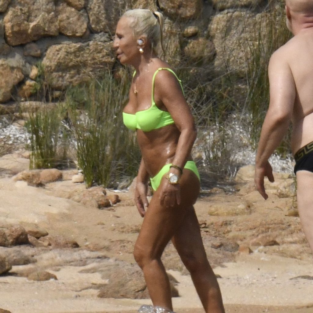 Modedesignerin Donatella Versace am Strand, 2020