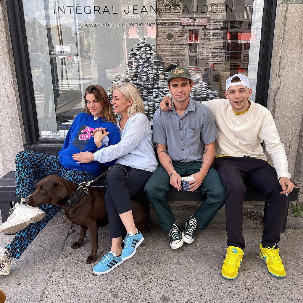 Model Clara Berry mit ihrer Mutter, KJ Apa und seinem Kumpel Leonard Mauduit