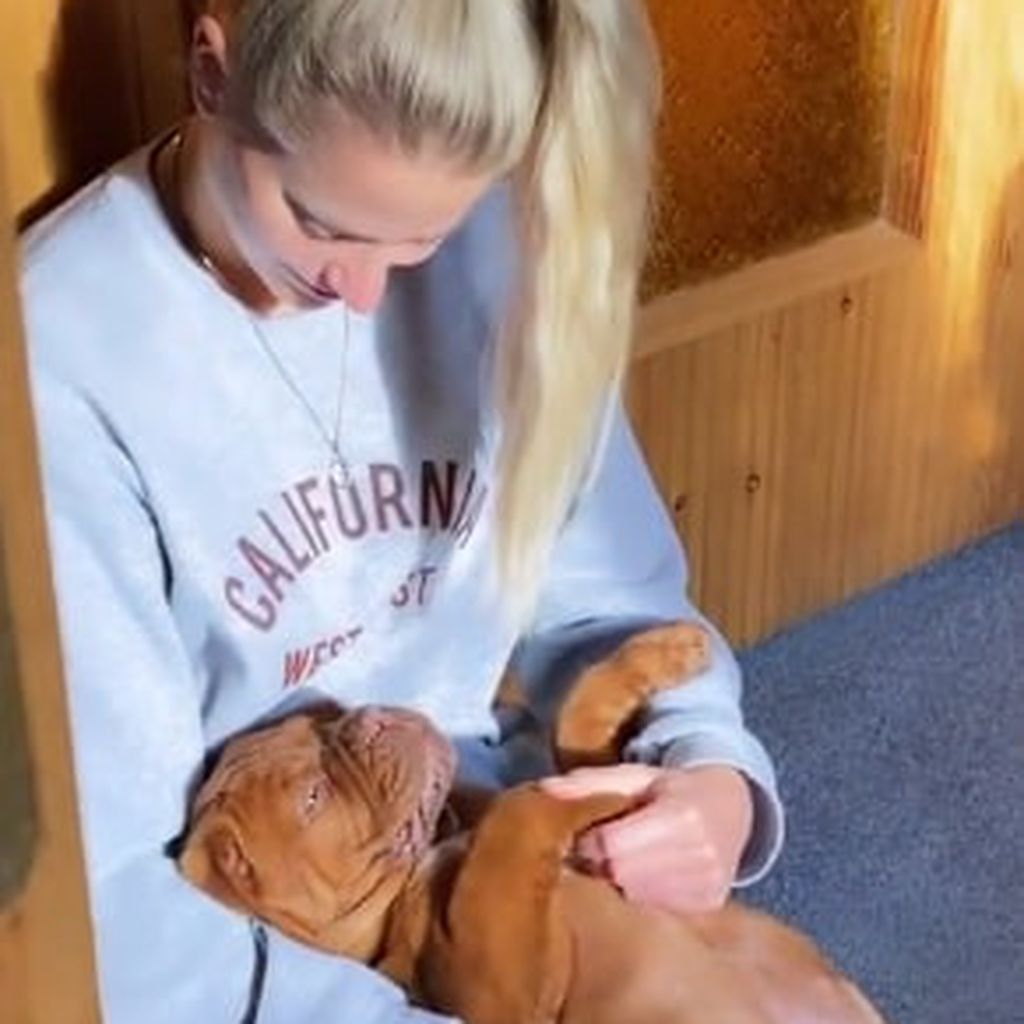 Model Vanessa Ciomber und Philipp Stehlers Hund Willi