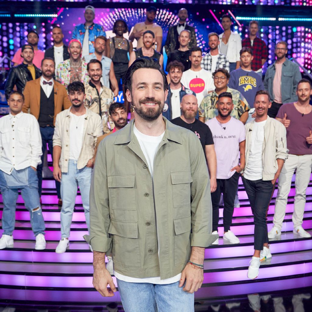 Moderator Jan Köppen mit den Kandidaten von "Take Me Out – Boys, Boys, Boys"