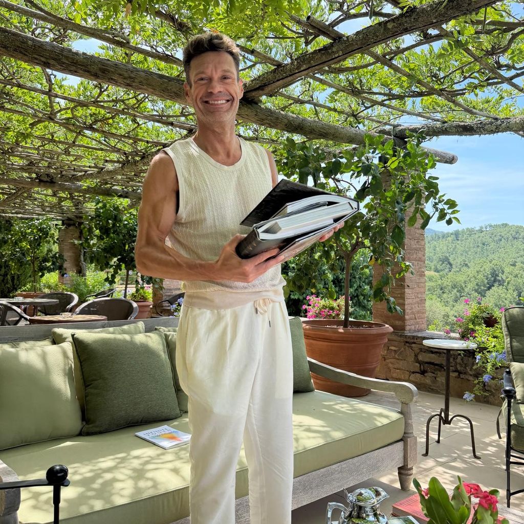 Ryan Seacrest mit Kochbüchern in der Hand