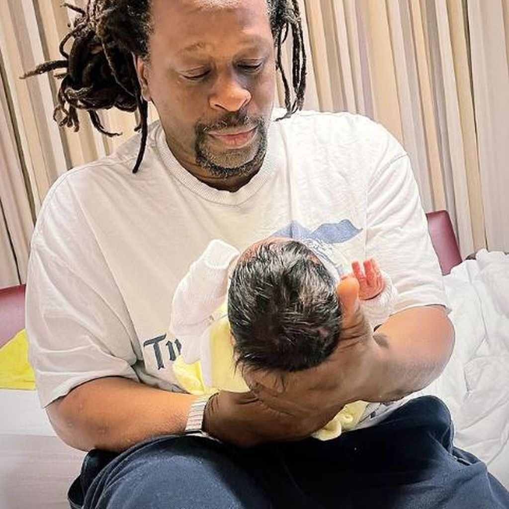 Mola Adebisi und sein Sohn, Juli 2024