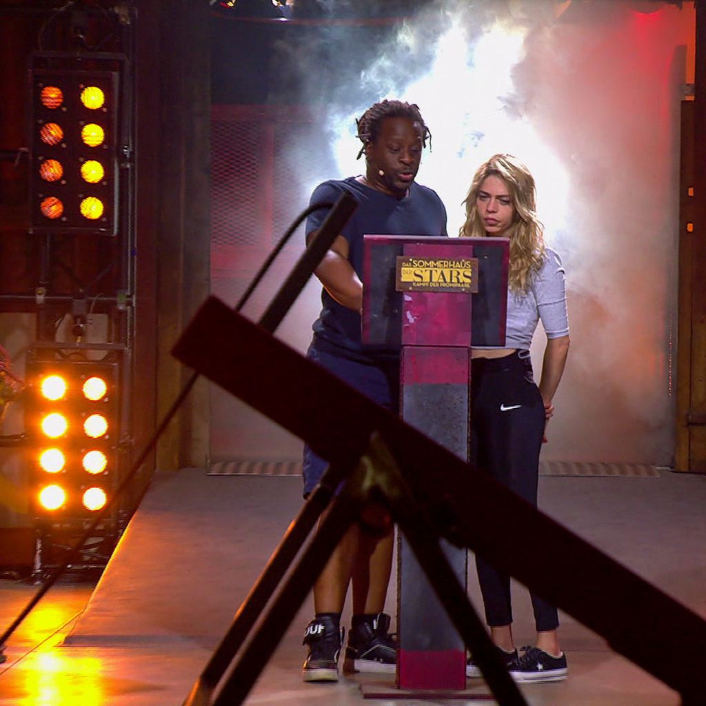Mola Adebisi und Adelina Zilai bei einem Sommerhaus-Spiel
