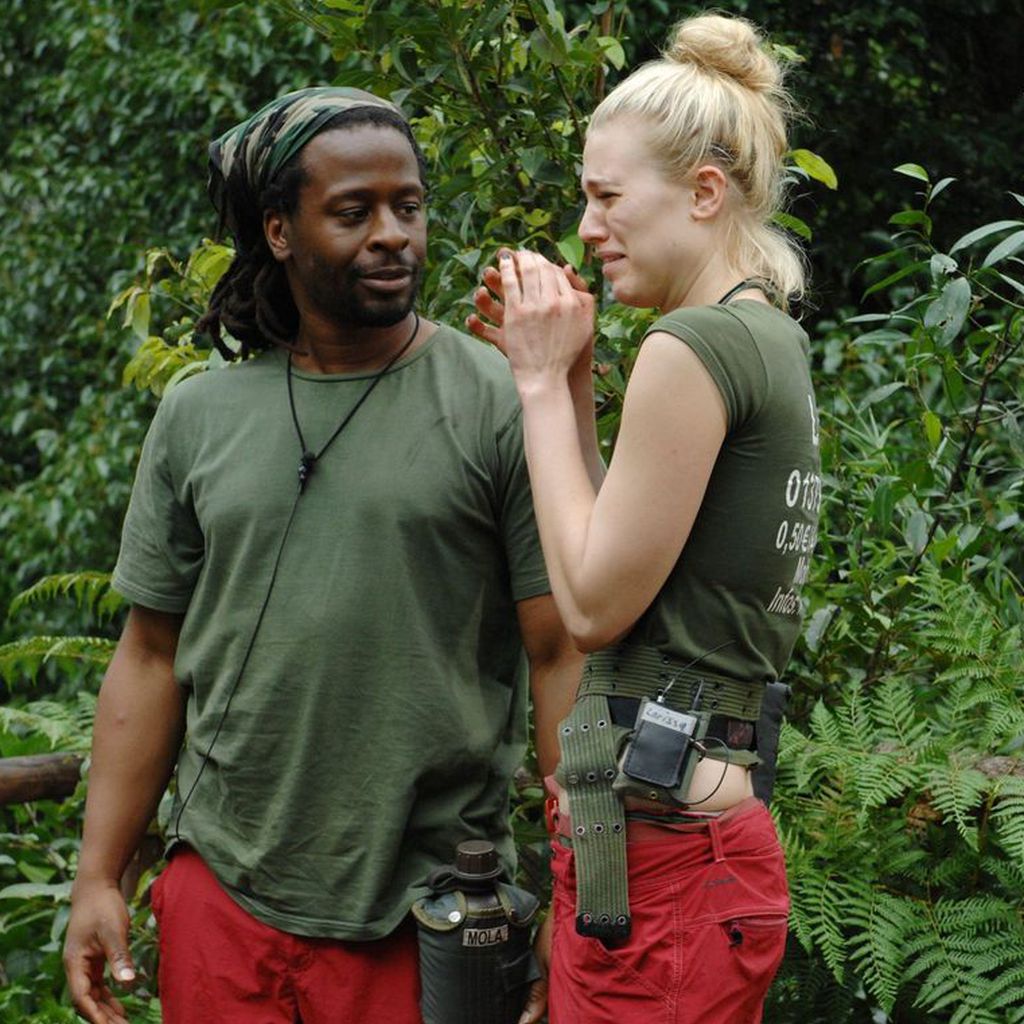 Mola Adebisi und Larissa Marolt im Dschungelcamp 2014