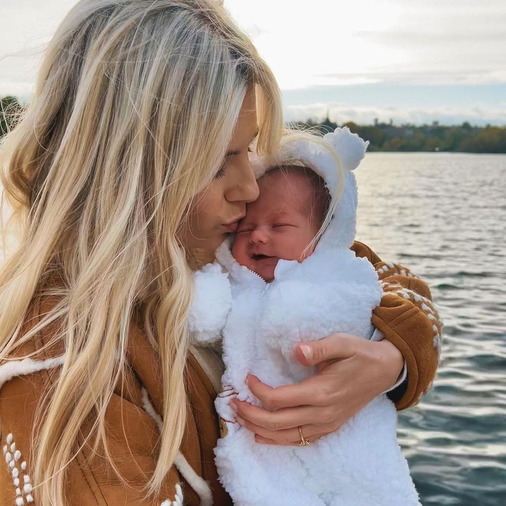 Mollie King verkündete am 24. November, dass sie ihr Baby zur Welt gebracht hat