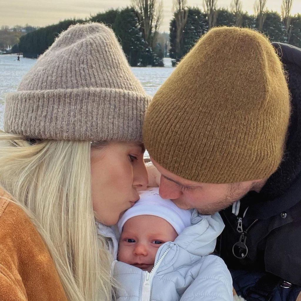 Mollie King und ihr Mann Stuart Broad mit ihrer Tochter