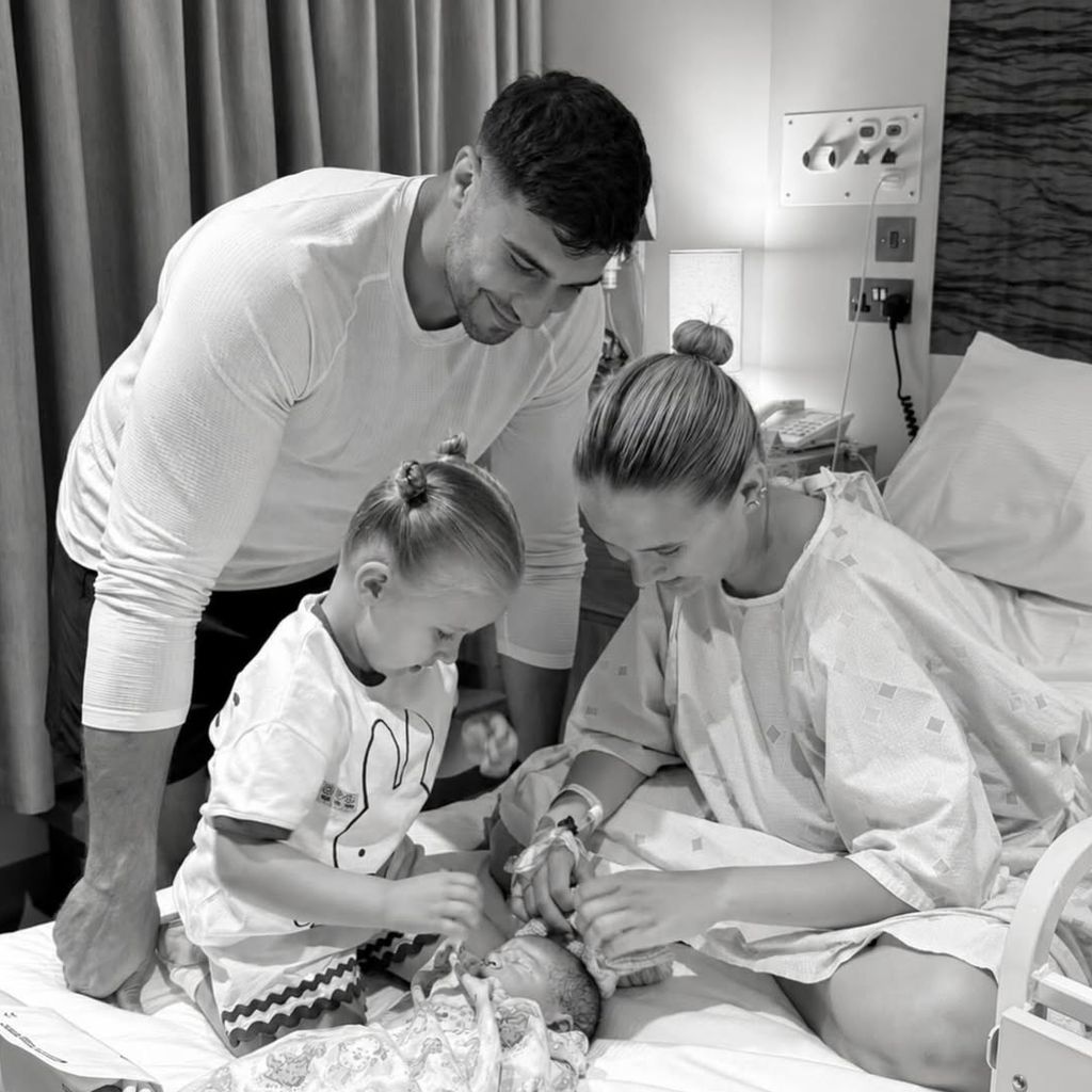 Molly-Mae Hague mit Tommy Fury, Tochter Bambi und dem Baby, Juni 2026
