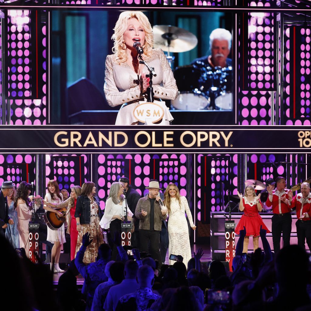 Molly Tuttle, Kathy Mattea, Jelly Roll und Carly Pearce feiern "Opry 100 – The Opry Remembers Dolly Parton" im Grand Ole Opry House