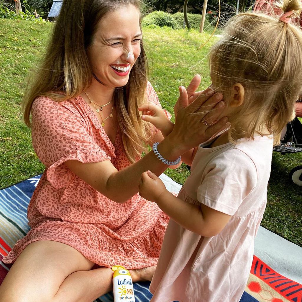 Mona Stöckli mit Tochter Clea