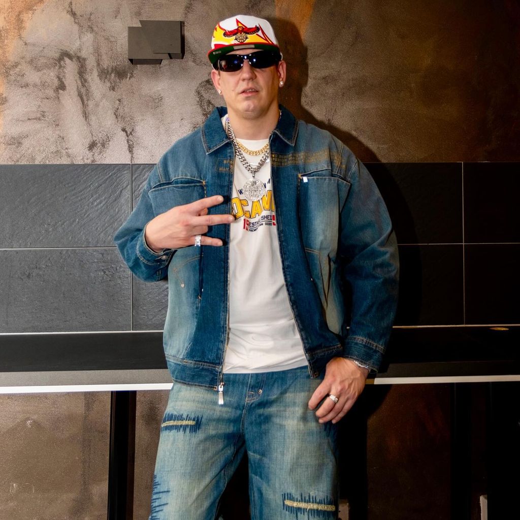 Money Boy posiert