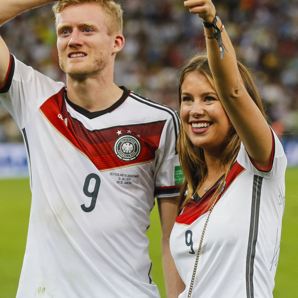 André Schürrle und Montana Yorke nach dem WM-Sieg 2014