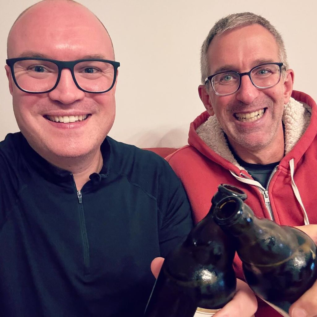 Morten und sein Freund Karsten trinken ein Bier