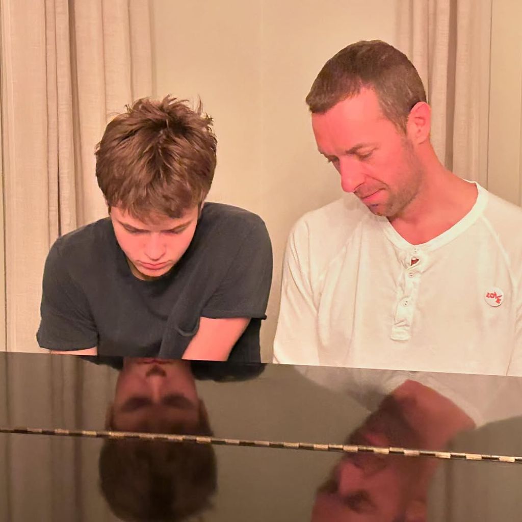 Moses und Chris Martin im März 2025
