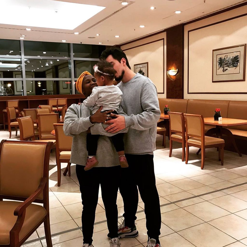 Motsi Mabuse und Evgenij Voznyuk mit ihrer Tochter