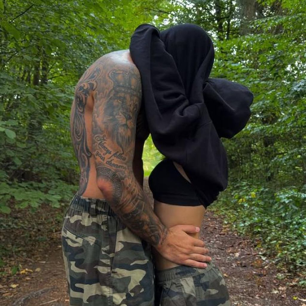 Mou Naksh und seine Freundin, September 2026