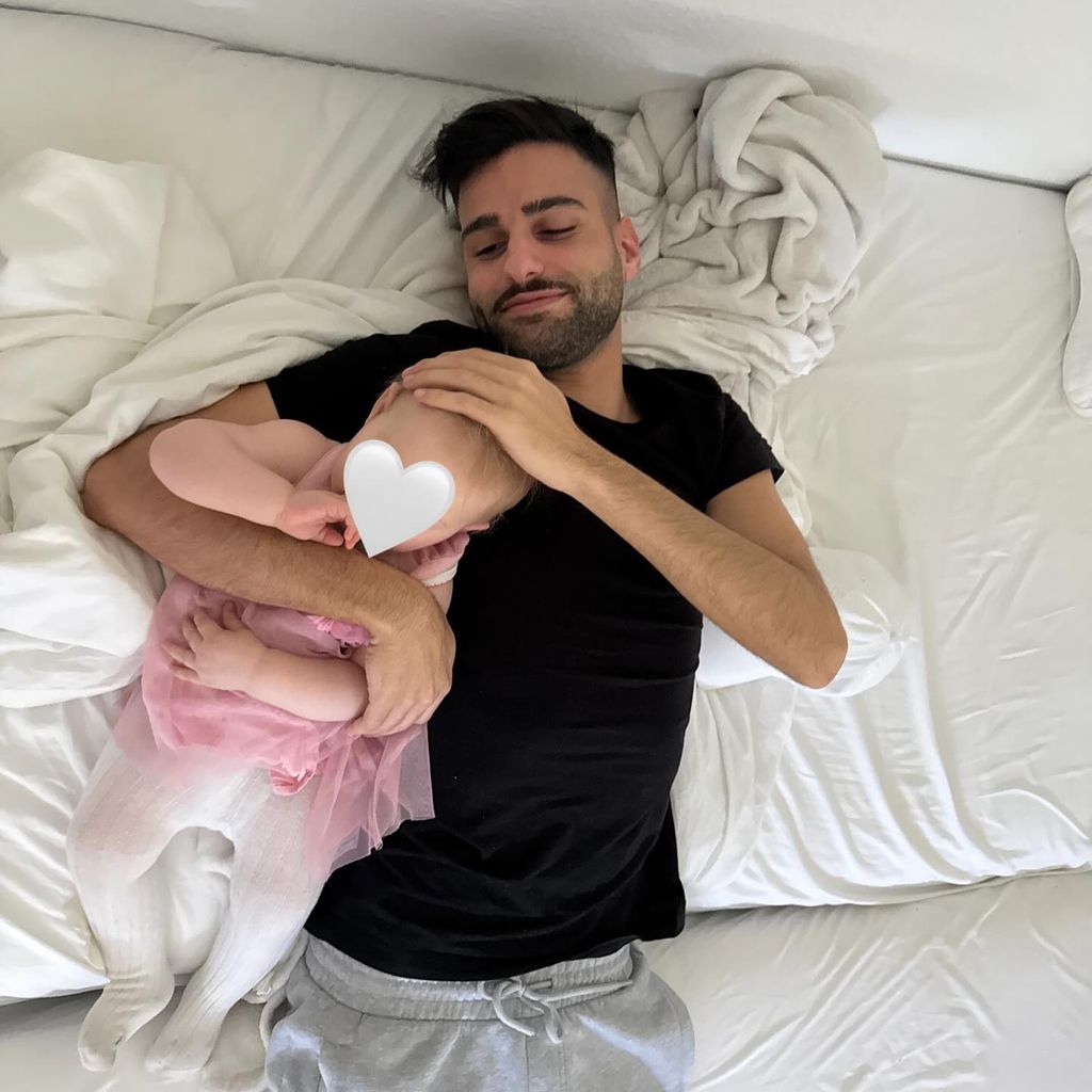 Influencer Mou Osman mit seiner Tochter, Mai 2025