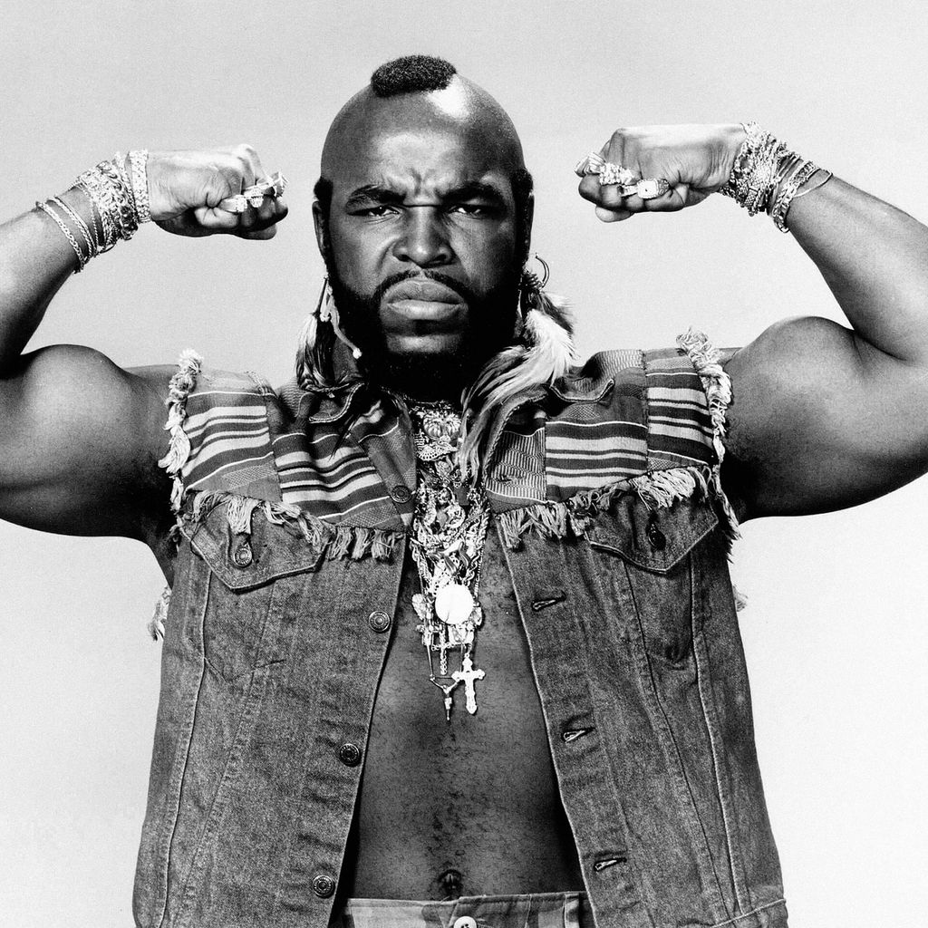 Mr. T (Laurence Tureaud) aus "The A-Team" (1984) posiert im ikonischen Look mit Goldschmuck und Jeansweste