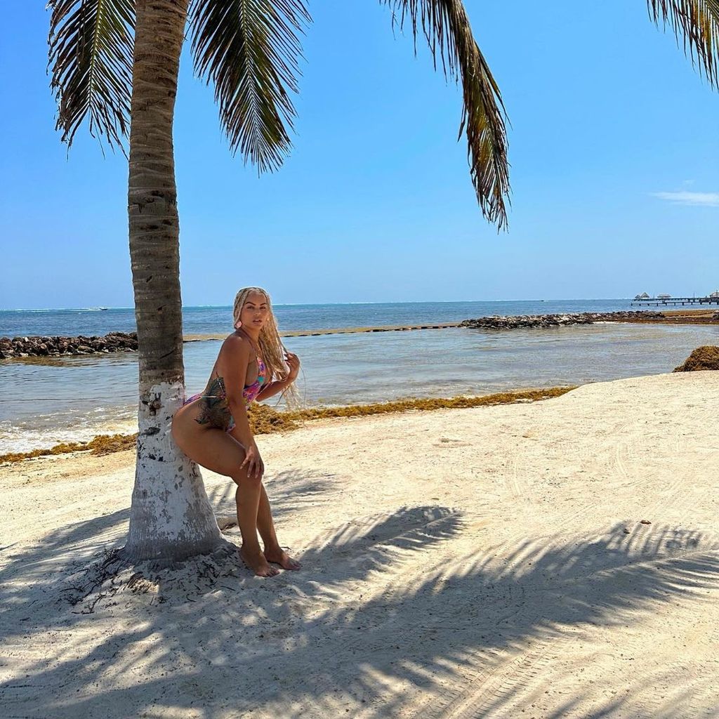 Ms. Jacky Oh am Strand