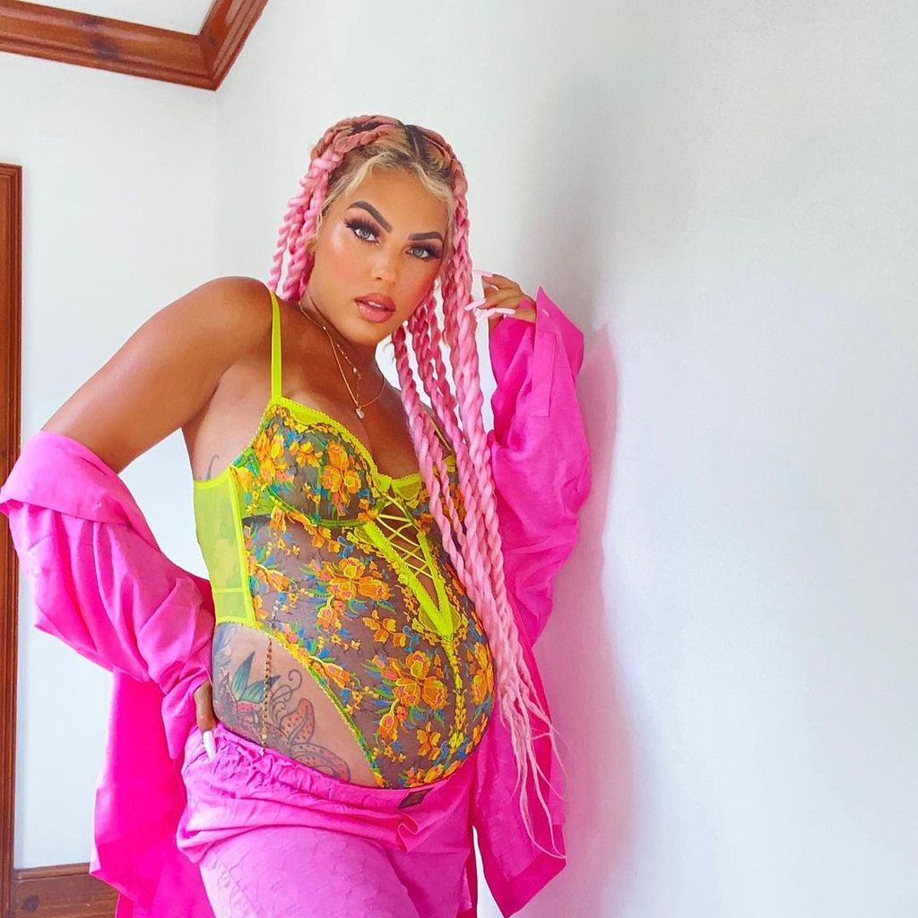 Ms. Jacky Oh mit Babybauch