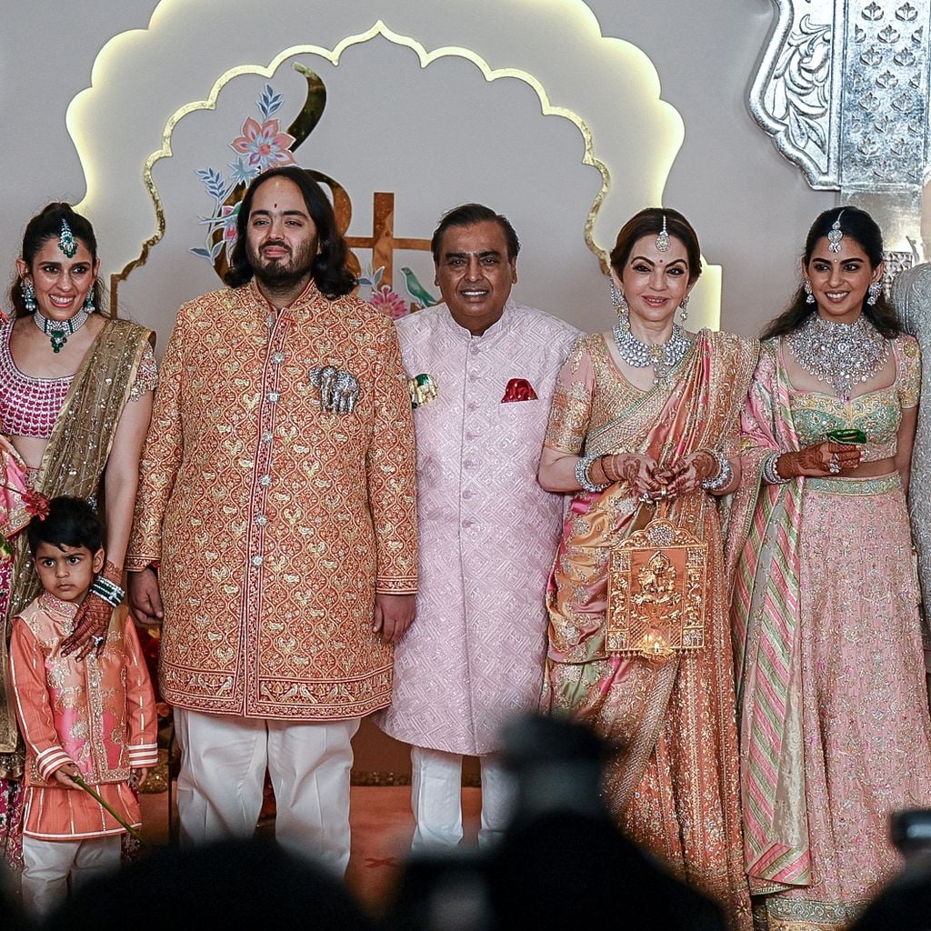 Mukesh Ambani mit Nita Ambani, Isha Ambani, Akash Ambani, Anant Ambani, Shloka Mehta und Anand Piramal bei der Hochzeit von Anant und Radhika Merchant