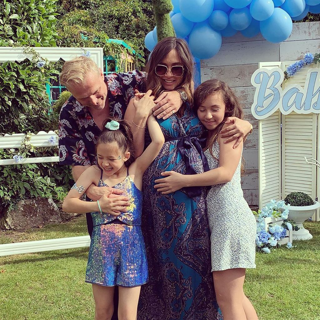 Myleene Klass mit Freund Simon Motson und ihren Töchtern Hero Harper und Ava Bailey im Juli 2019