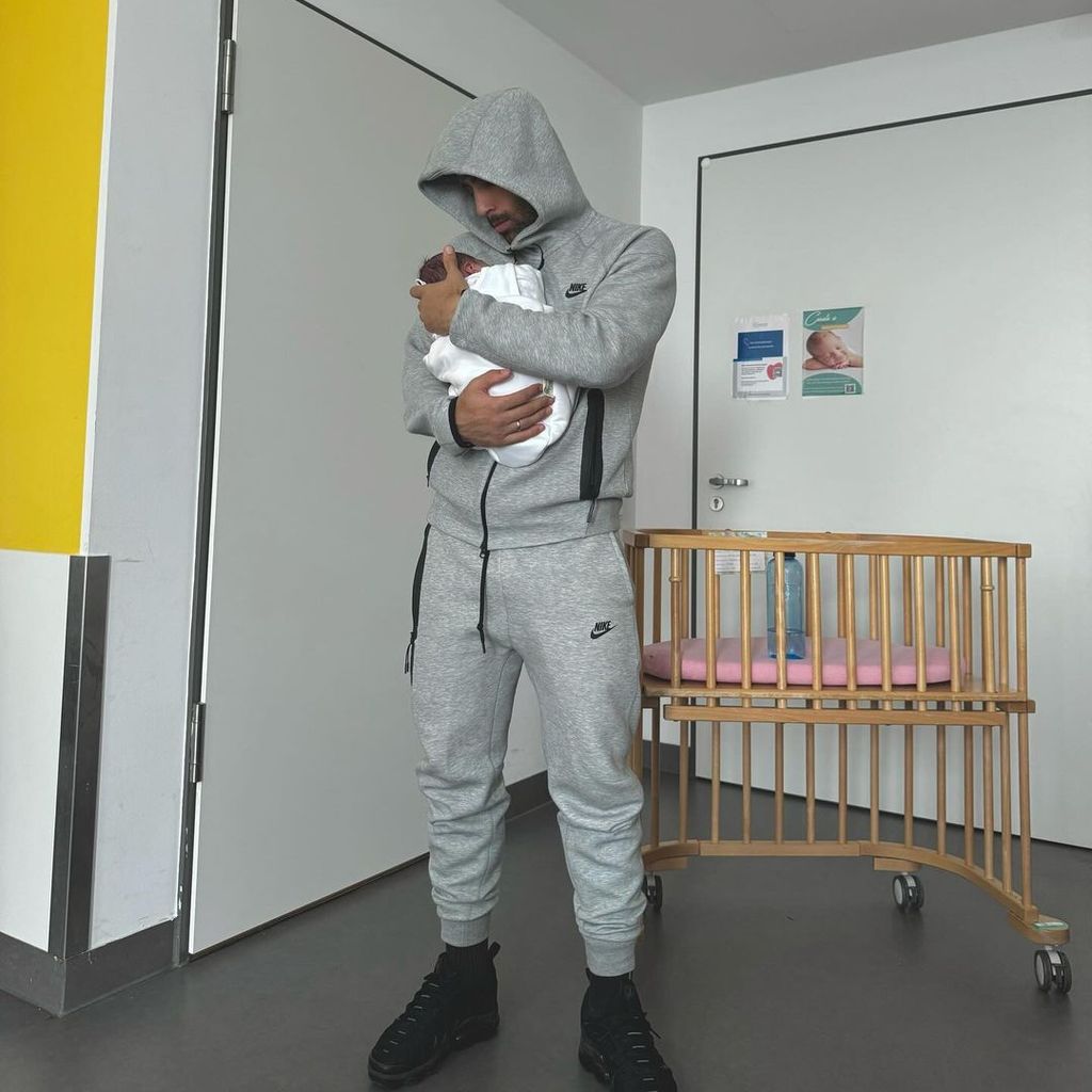 Nader Jindaoui mit seinem neugeborenen Sohn Nidal, März 2024