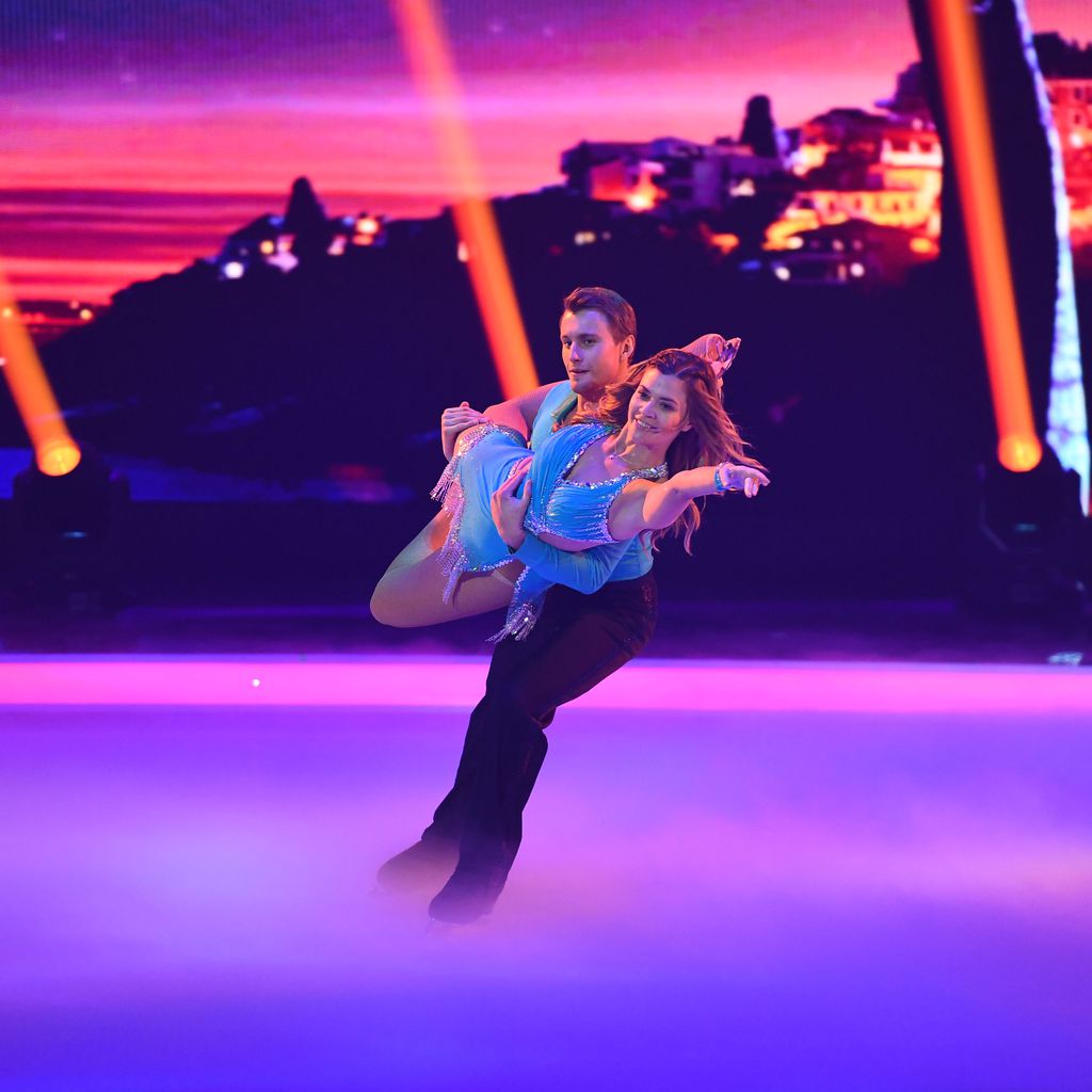 Nadine Klein mit Eiskunstläufer bei Niko bei "Dancing on Ice"