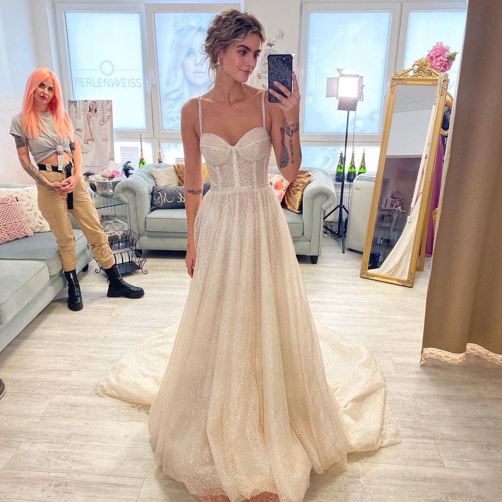 Nadine Wimmer bei der Brautkleidanprobe, Kleid Nummer 2