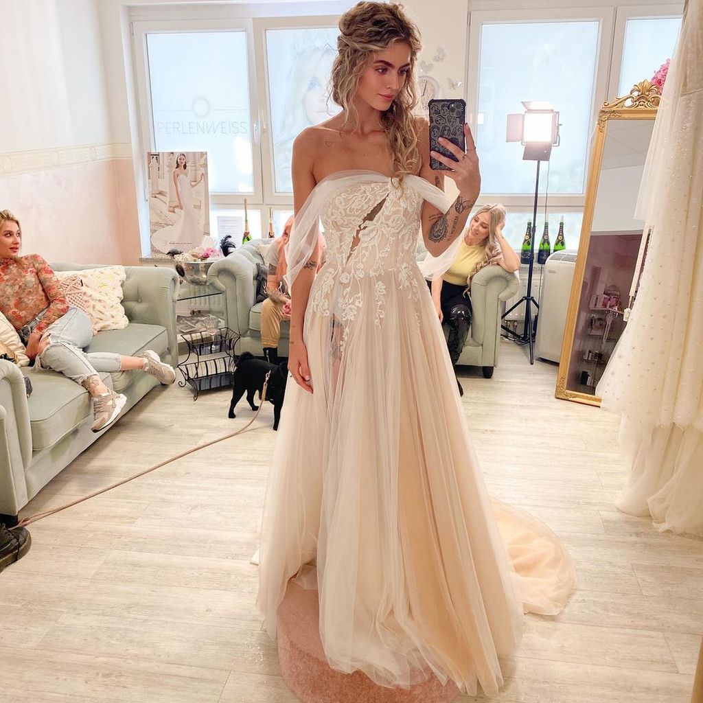 Nadine Wimmer bei der Brautkleidanprobe, Kleid Nummer 4