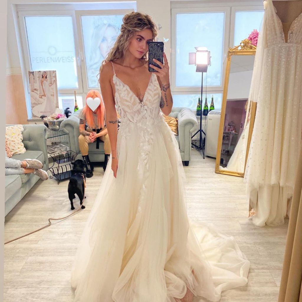 Nadine Wimmer bei der Brautkleidanprobe, Kleid Nummer 1