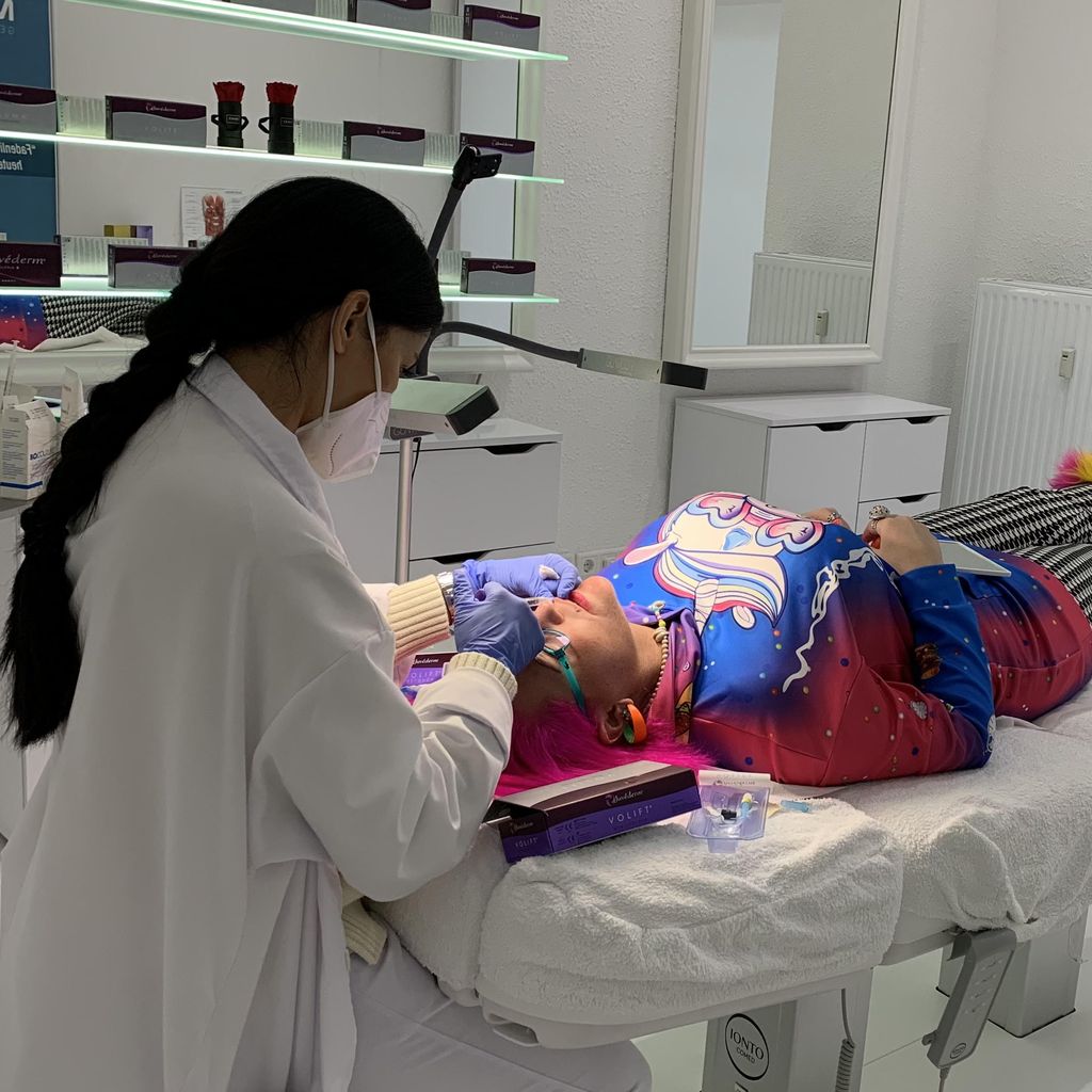 Nadine Zucker bei ihrer Beauty-Behandlung, Januar 2022