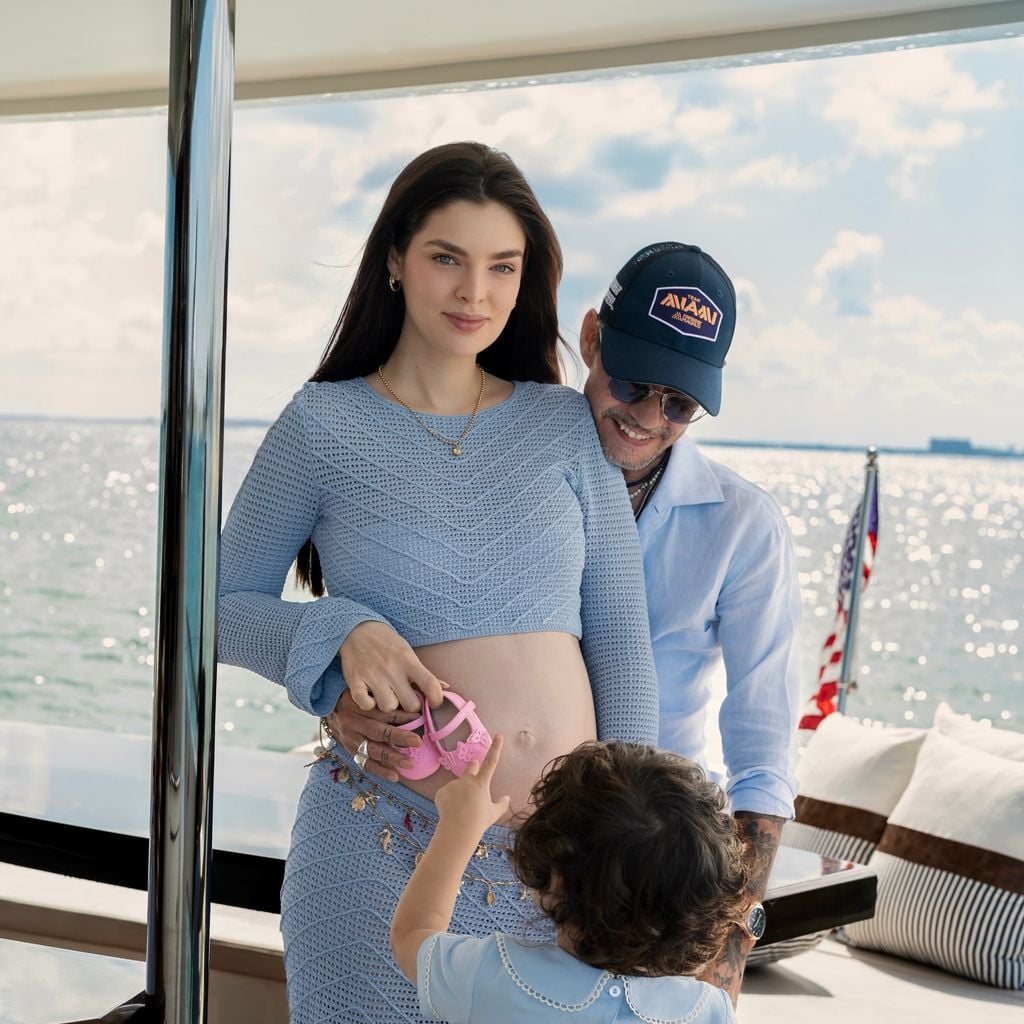 Schwangere Nadia Ferreira, Marc Anthony und Sohn Marco, März 2026