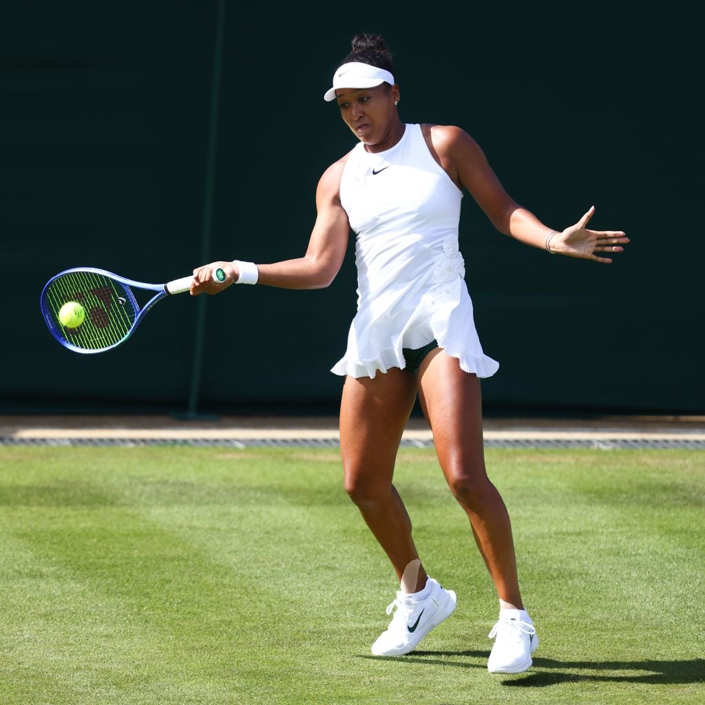 Naomi Osaka spielt ihre Erstrundenpartie gegen Elsa Jacquemot bei Wimbledon 2026