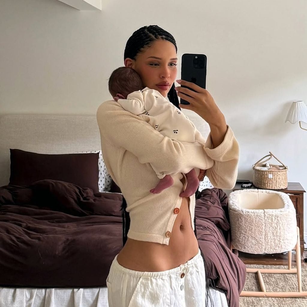 Nara Smith präsentiert ihren Bauch kurz nach der Geburt