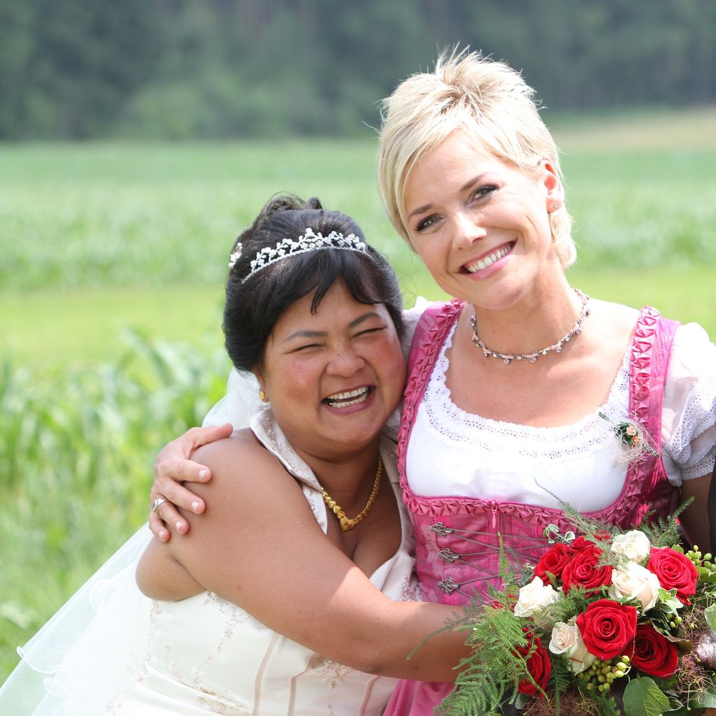 Narumol, Inka Bause und Bauer Josef bei der Hochzeit in Pittenhart