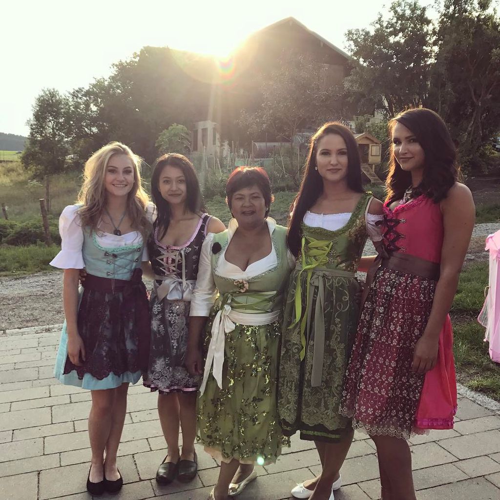Narumol mit ihrer Tochter Jenny (l.) und deren Freundinnen