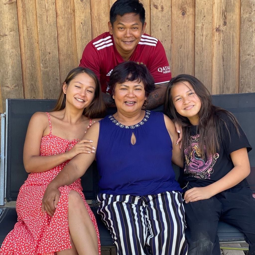 Narumol mit ihren Kindern Jack, Jenny und Jorafina, Mai 2023