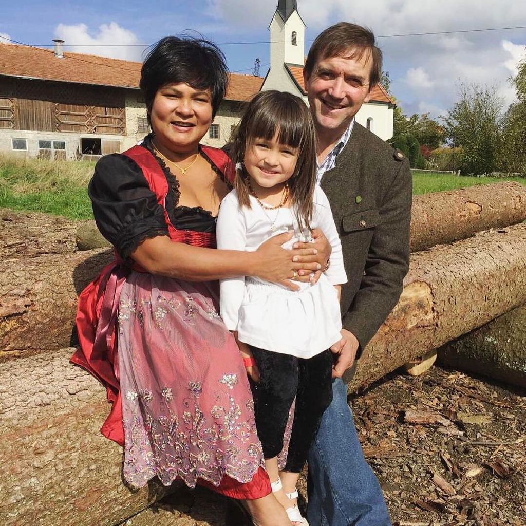 Narumol und Bauer Josef mit ihrer Tochter Jorafina