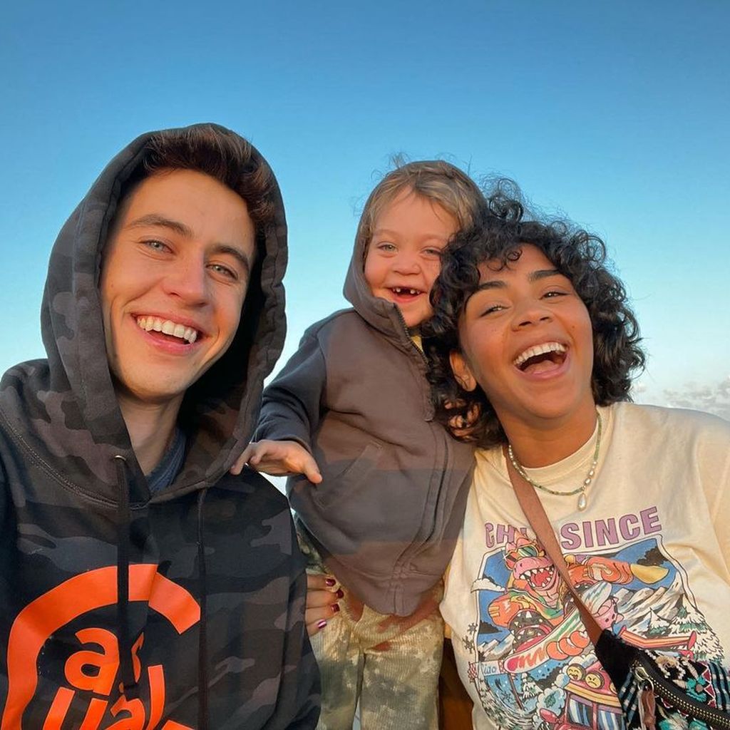 Nash Grier, sein Sohn Malakai und seine Verlobte Taylor Giavasis im Juni 2022