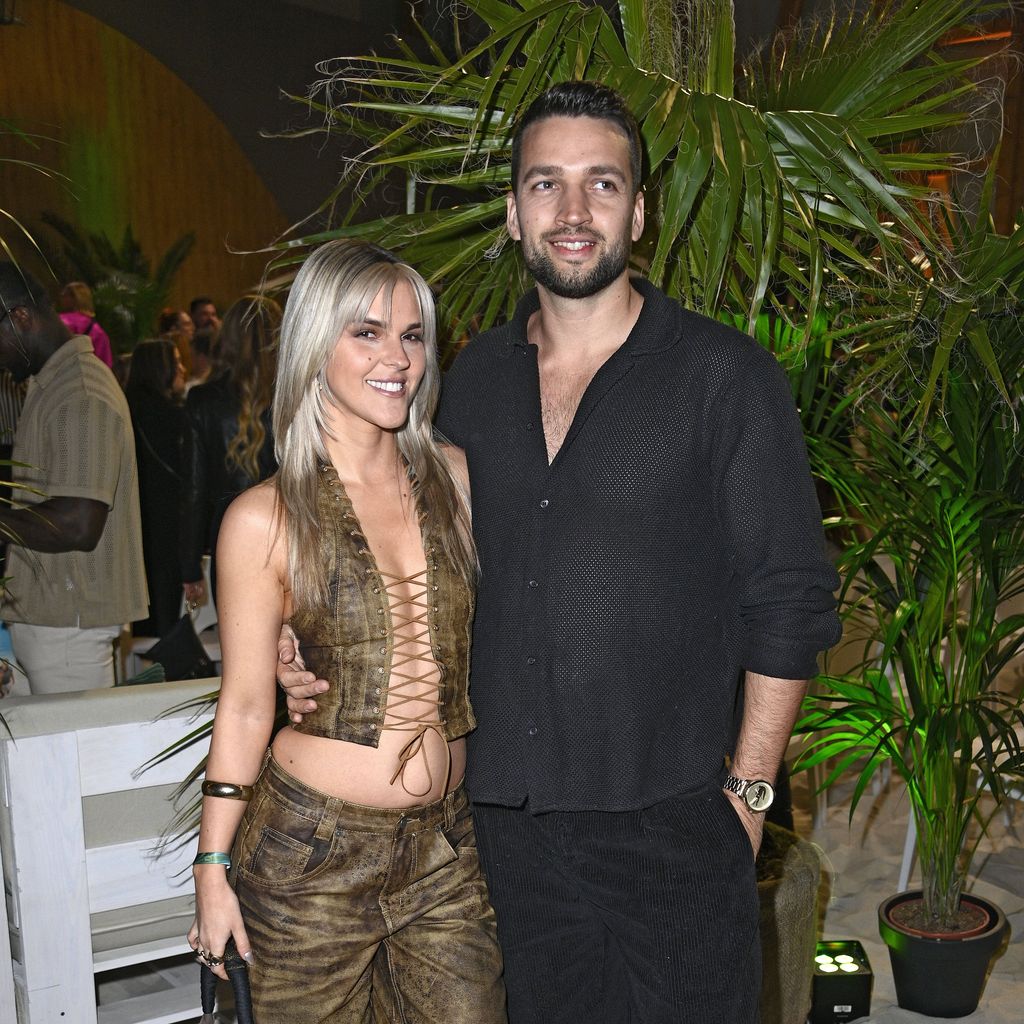 Nasrin Eileen Rapp und Josh Stodel bei der Premiere von "Promis unter Palmen" im BeachMitte in Berlin